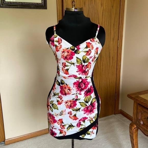 🌸 Almost Famous Bodycon Floral Mini Dress with Adjustable Straps Small - Picture 9 of 9